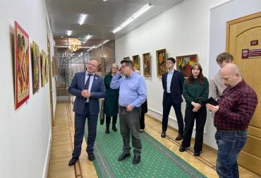 The exhibition was held within the framework of the project of the Regional Branch of TSHR for the Nizhny Novgorod Region “Rod. Homeland. People". Why is it important - expert opinion Studying folk arts and crafts reveals a colorful world created by generations of craftsmen. One of the most common techniques of decorative creativity is painting. Oleg Kumagin created paintings on the theme of folk paintings in an abstract style, connecting them with the history and traditions of the peoples of Russia, with s